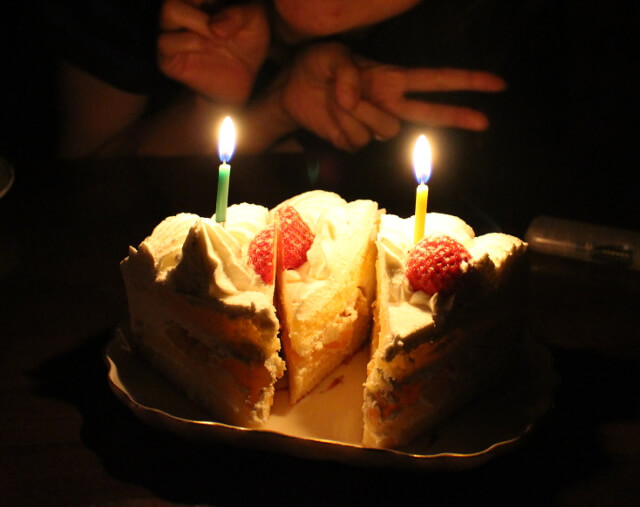 暗闇でケーキのろうそくを幻想的に撮影するにはiso感度を高くする 考えるオヤジ