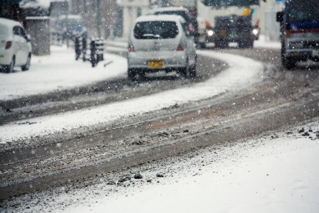 凍結道路での運転