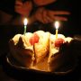 暗闇でケーキのろうそくを幻想的に撮影するにはISO感度を高くする